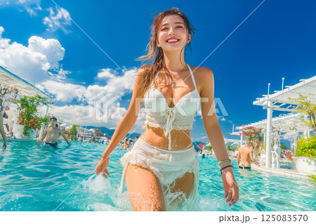 真夏のプールサイドの魅力的な女性イメージ 真夏のプールサイドの魅力的な女性イメージ 125083570
