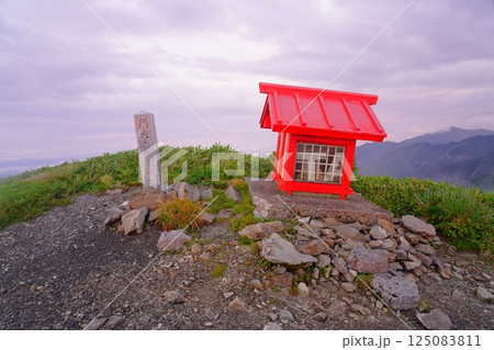 飯豊連峰の門内岳山頂標柱と祠 飯豊連峰の門内岳山頂標柱と祠 125083811