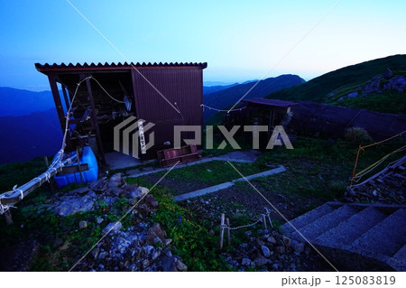 飯豊連峰の門内小屋の管理人室 飯豊連峰の門内小屋の管理人室 125083819