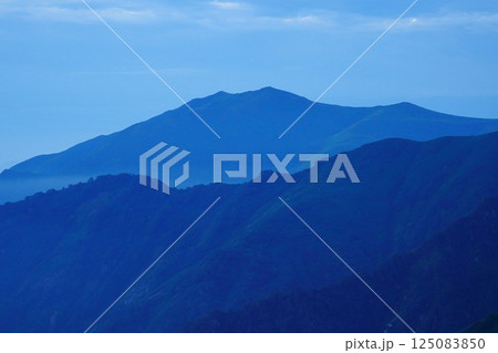 飯豊連峰の門内岳からの本山 125083850