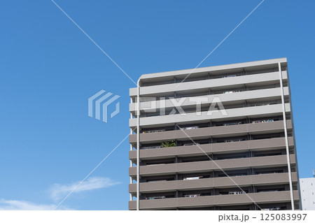 爽やかな青空のマンション 125083997