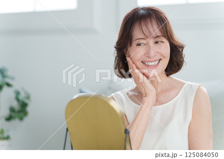 スキンケアをするシニア女性（美容） 125084050