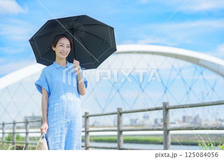 夏に日傘をさす女性 夏に日傘をさす女性 125084056