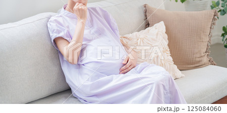 考える妊婦 125084060