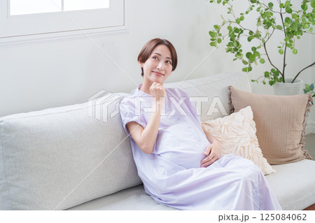 笑顔で考える妊婦 笑顔で考える妊婦 125084062
