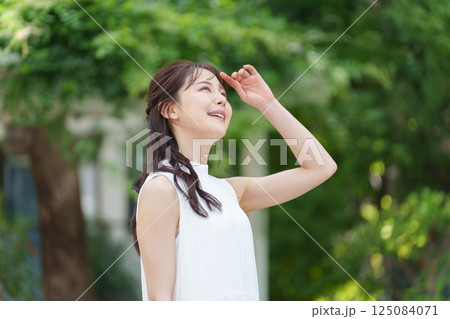 自然の中にいる笑顔の女性 125084071