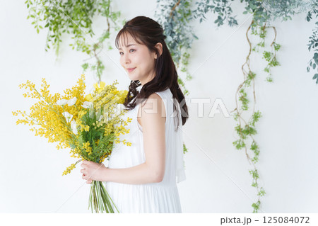 花束を持つ女性 125084072