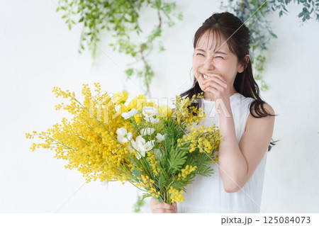 花束を持つ女性 125084073