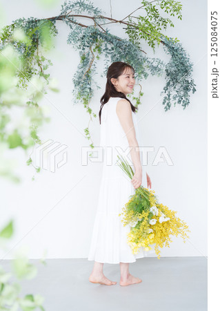 花束を持つ女性 花束を持つ女性 125084075