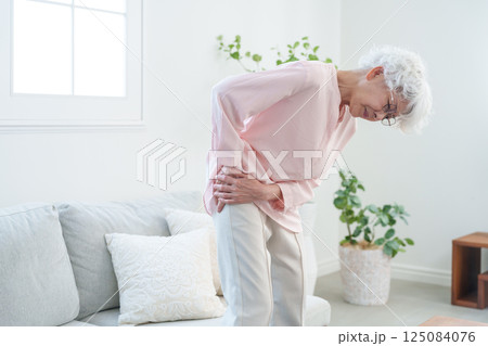 腰痛のシニア女性 腰痛のシニア女性 125084076