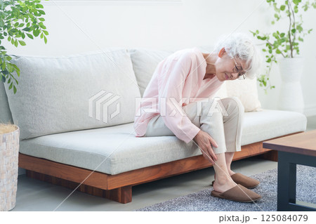 脹脛が痛いシニア女性 脹脛が痛いシニア女性 125084079