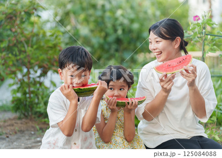 夏休みにスイカを食べる親子 125084088