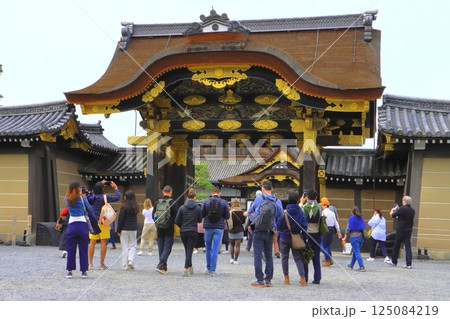 唐門と二の丸御殿（二条城・京都市） 125084219
