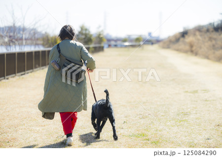 犬を散歩する女性 125084290
