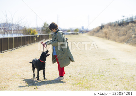 犬を散歩する女性 犬を散歩する女性 125084291