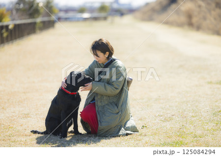 犬を散歩する女性 犬を散歩する女性 125084294