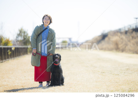 犬を散歩する女性 125084296