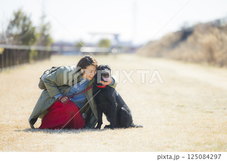 犬を散歩する女性 犬を散歩する女性 125084297