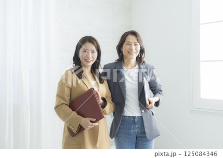 2人のビジネスウーマン　 　 125084346