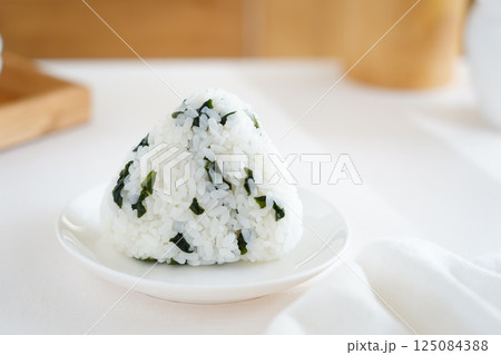 おにぎり 125084388