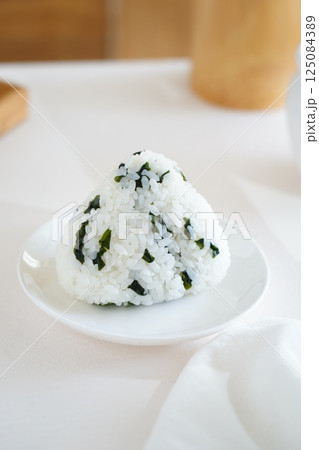 おにぎり 125084389