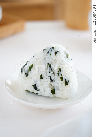 おにぎり 125084391