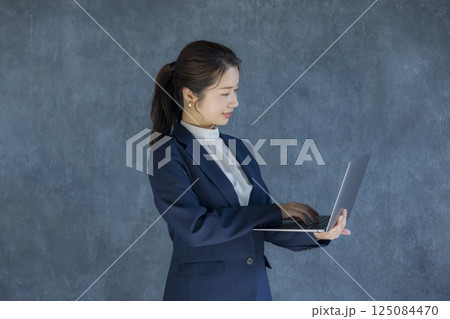 スーツ姿の女性 スーツ姿の女性 125084470