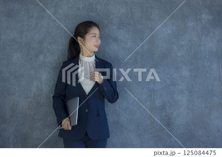 スーツ姿の女性　　　 125084475