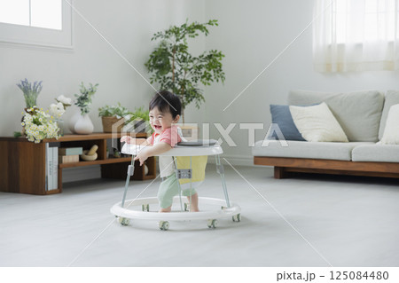 歩行器で歩く赤ちゃん 歩行器で歩く赤ちゃん 125084480
