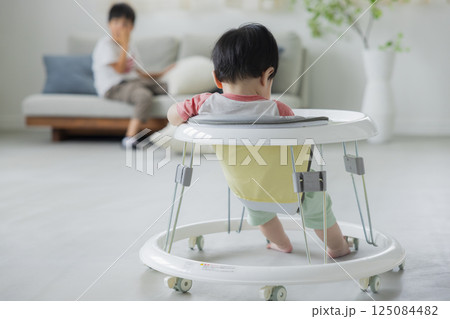 歩行器で歩く赤ちゃん　 125084482