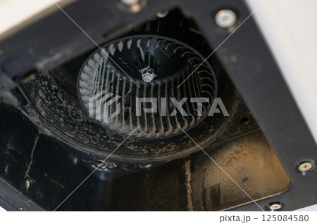 分解清掃中の換気扇（バスルーム） 125084580