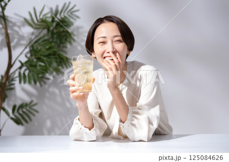ハイボールを飲む女性 ハイボールを飲む女性 125084626