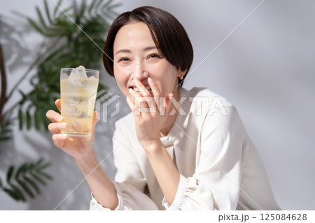 ハイボールを飲む女性 125084628