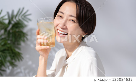 ハイボールを飲む女性 125084635