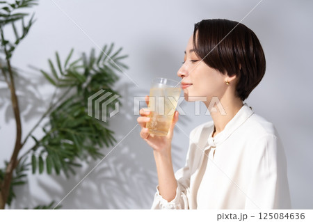 ハイボールを飲む女性 ハイボールを飲む女性 125084636
