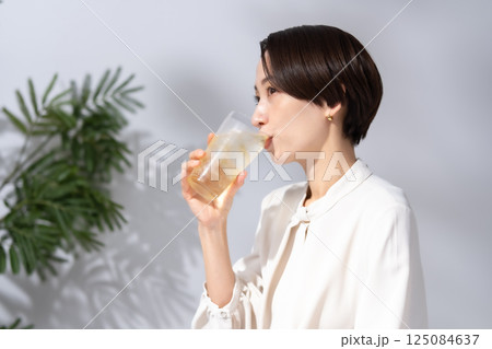 ハイボールを飲む女性 125084637