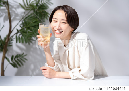 ハイボールを飲む女性 ハイボールを飲む女性 125084641