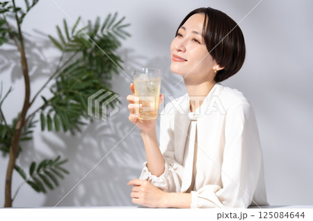 ハイボールを飲む女性 125084644