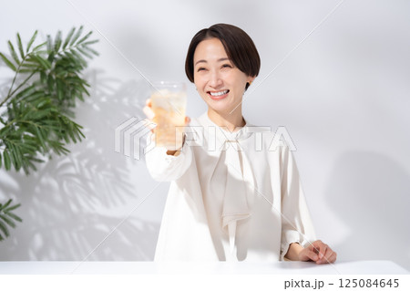 ハイボールを飲む女性 ハイボールを飲む女性 125084645