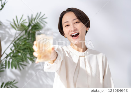 ハイボールを飲む女性 ハイボールを飲む女性 125084648
