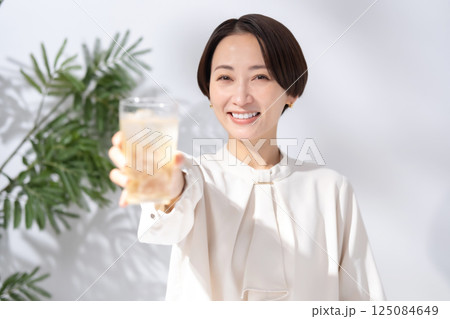ハイボールを飲む女性 ハイボールを飲む女性 125084649