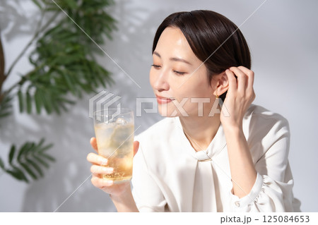 ハイボールを飲む女性 ハイボールを飲む女性 125084653
