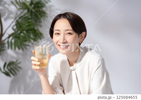 ハイボールを飲む女性 125084655