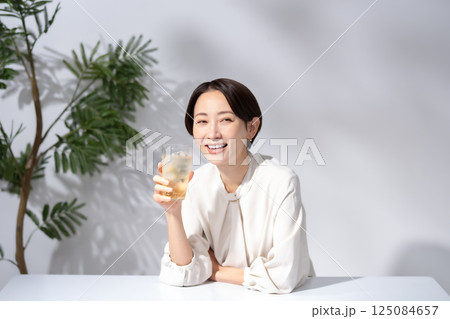 ハイボールを飲む女性 125084657