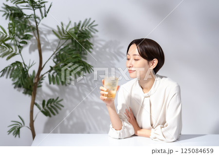 ハイボールを飲む女性 ハイボールを飲む女性 125084659
