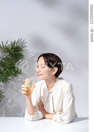 ハイボールを飲む女性 ハイボールを飲む女性 125084660
