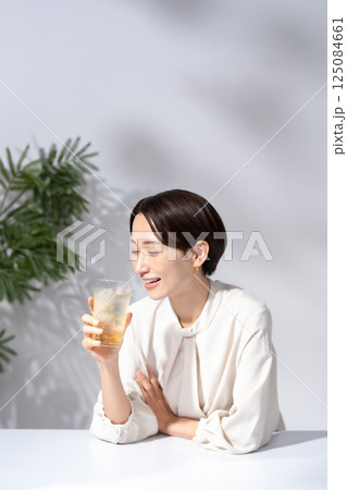 ハイボールを飲む女性 125084661