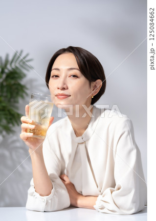 ハイボールを飲む女性 ハイボールを飲む女性 125084662