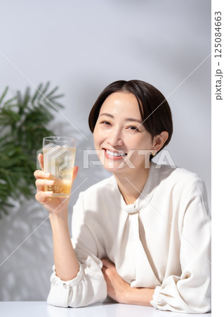 ハイボールを飲む女性 ハイボールを飲む女性 125084663
