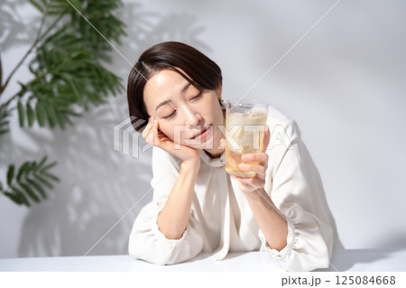 ハイボールを飲む女性 ハイボールを飲む女性 125084668